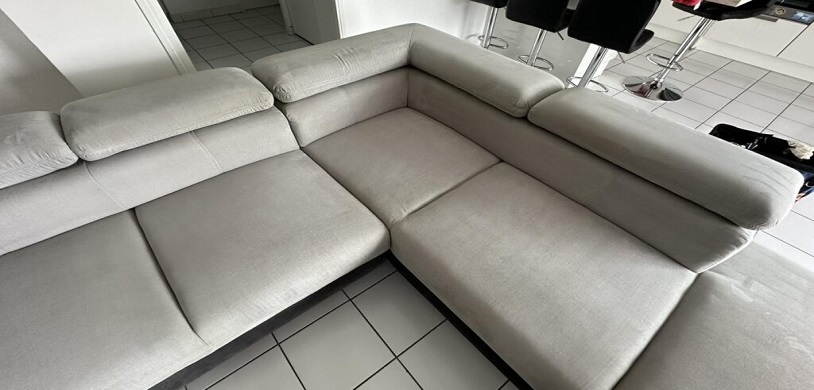 Canapé propre et désinfecté après l'intervention d'un professionnel