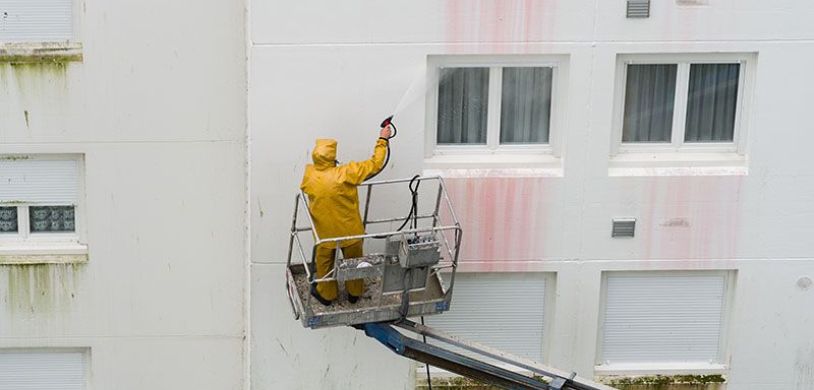 Nettoyer une façade au karcher