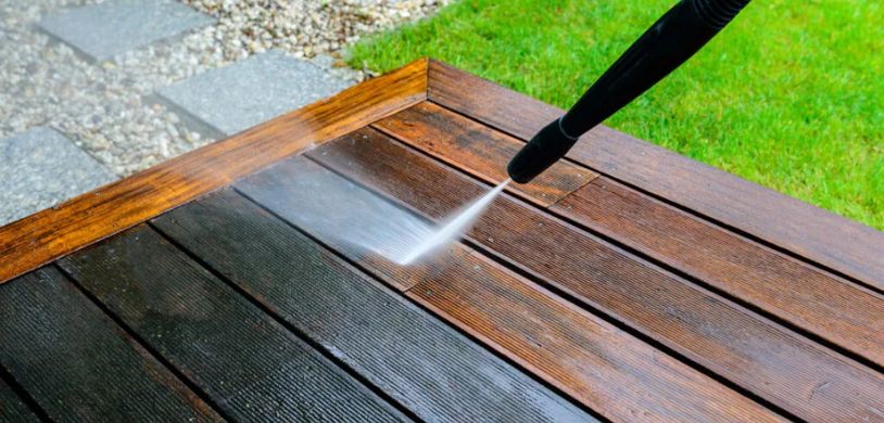 nettoyer une terrasse en bois noircie