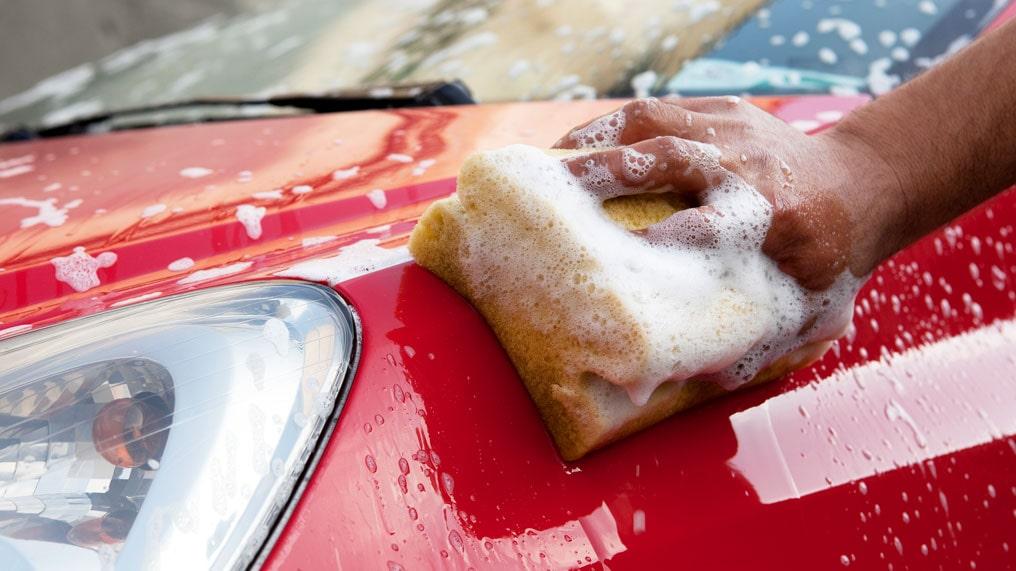 Nettoyer la carrosserie avec du liquide vaisselle