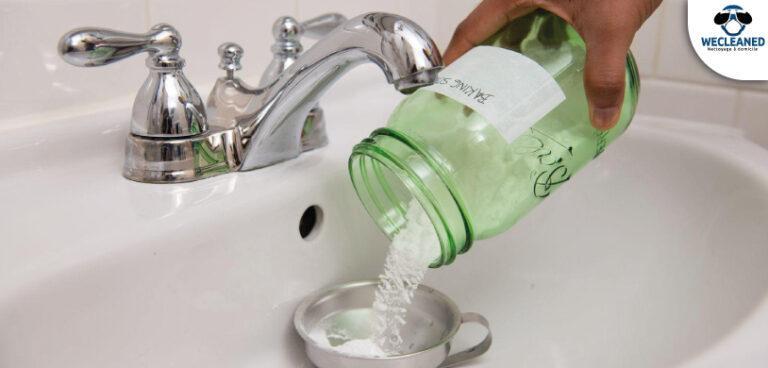 Nettoyer et déboucher son évier facilement avec du bicarbonate et du vinaigre blanc