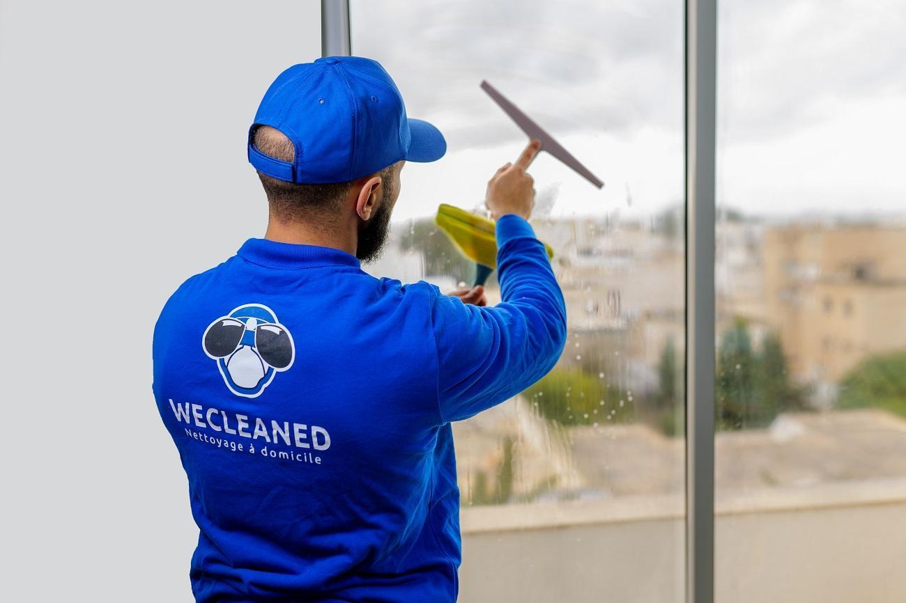 Laveur de vitres professionnel en intervention dans le Hauts-de-Seine