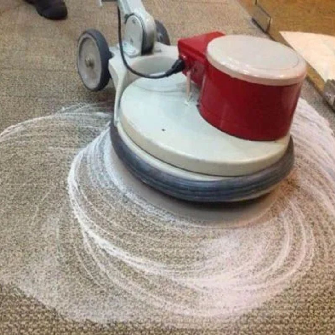 Utilisation d'une monobrosse pour le shampouinage d'une moquette de bureau