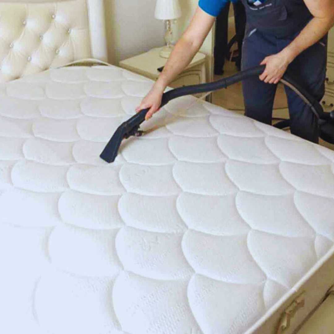 Expert WeCleaned montrant un matelas propre et assaini