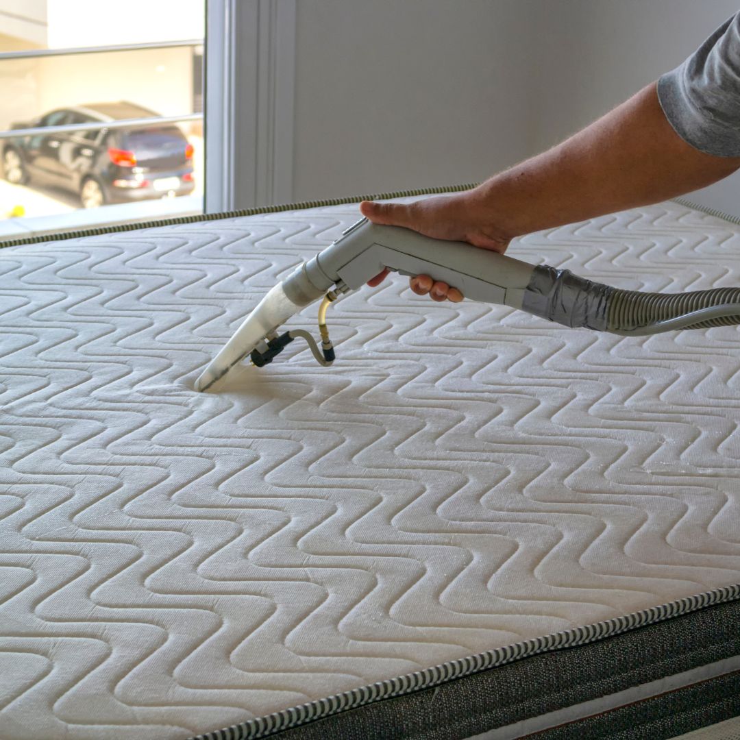 Matelas propre et sain dans une chambre lumineuse