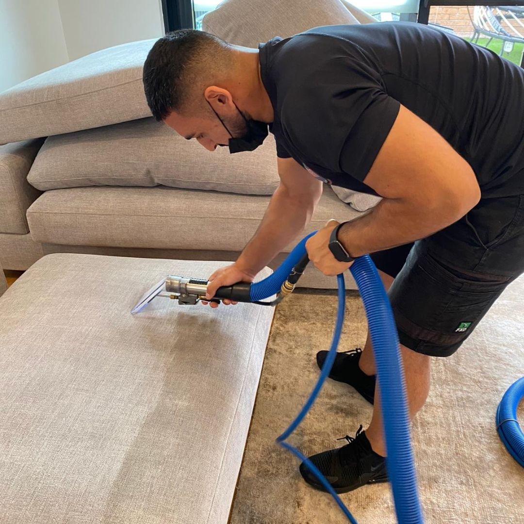 Nettoyage de canapé professionnel à domicile par un technicien WeCleaned.