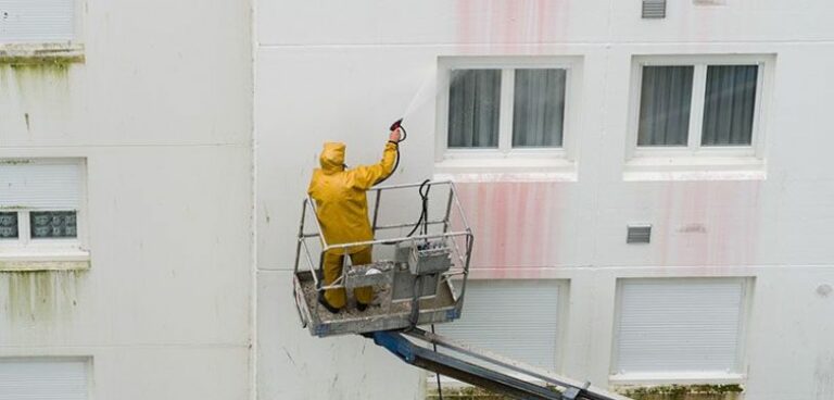Nettoyer une façade au karcher : bonne ou mauvaise idée ?