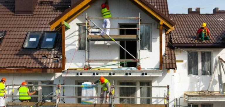 Ravalement vs nettoyage façade : quelle différence et quel budget ?