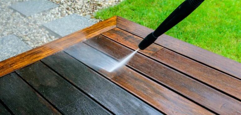 Comment nettoyer une terrasse en bois noircie ?
